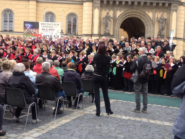 Vor dem Rathaus