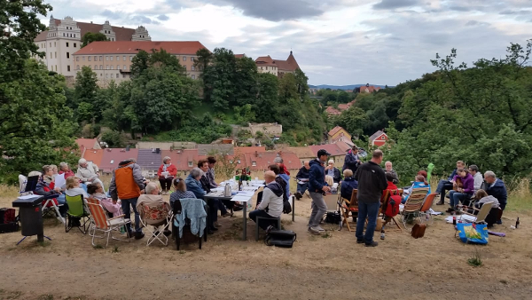 Alte Mauern stehen, auf Fels gebaut